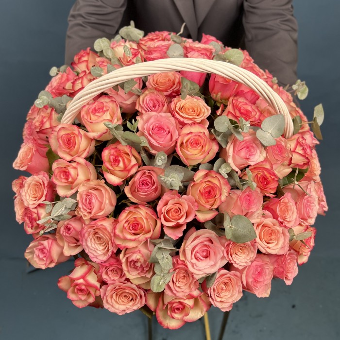 101 роза Алани микс с эвкалиптом в корзине